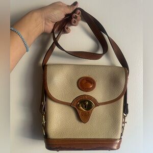 Dooney & Bourke Vtg Beige All Weather Leather Crossbody Bag
USA Brass Hardware